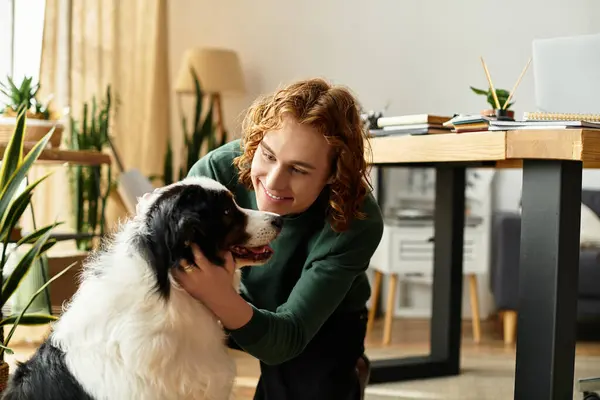 Um jovem desfruta de um momento aconchegante com seu cão amoroso em um ambiente acolhedor e convidativo em casa. — Fotografia de Stock