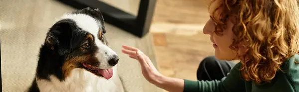 Um jovem interage amorosamente com seu cão, compartilhando um momento acolhedor e aconchegante dentro de casa. — Fotografia de Stock