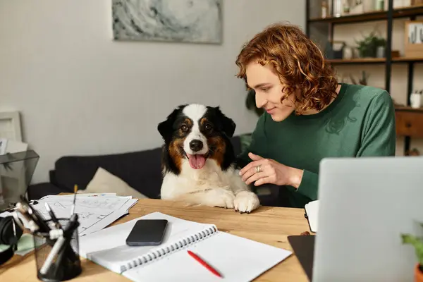 Um jovem compartilha momentos carinhosos com seu cão em um ambiente acolhedor e convidativo em casa. — Fotografia de Stock