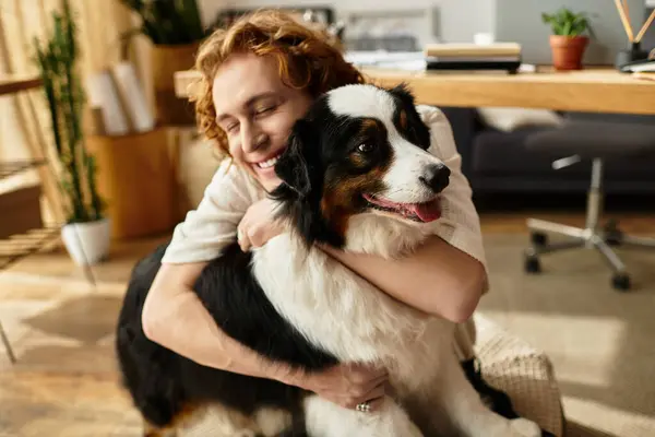 Um jovem abraça seu cão em um ambiente acolhedor e convidativo, irradiando felicidade. — Fotografia de Stock
