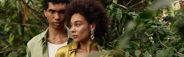 Em uma estufa exuberante, um jovem casal compartilha um momento íntimo cercado por plantas vibrantes. — Fotografia de Stock