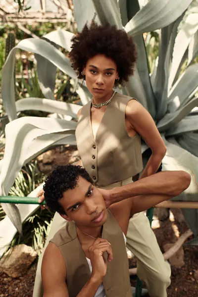 Casal amoroso desfruta uns dos outros companhia cercada por plantas exuberantes em um cenário de estufa serena. — Fotografia de Stock