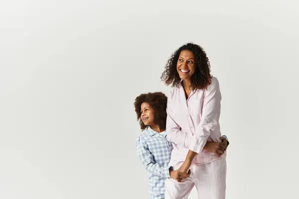 Preto mãe e filha em correspondência PJs sorrindo em estúdio, banner — Fotografia de Stock