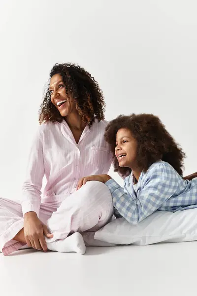 Afro americano madre e figlia sono indossare corrispondenza pigiama. — Foto stock