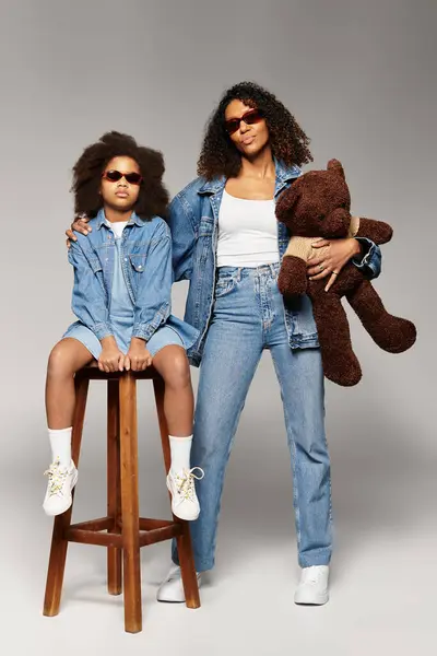 African American Mother and daughter are striking poses. — Stock Photo
