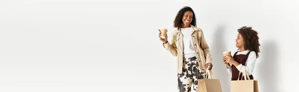 Mãe e filha afro-americana desfrutam de momentos lúdicos enquanto exibem seus looks elegantes, banner — Fotografia de Stock