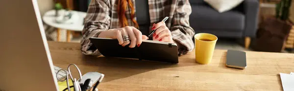 Una giovane bella donna si gode il suo tempo libero scrivendo in un quaderno sorseggiando un caffè. — Foto stock