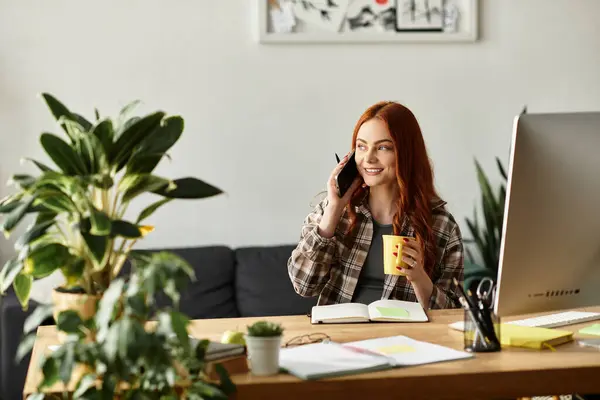 Joven alegre se involucra en la conversación mientras sostiene una taza y sonríe en su acogedor espacio. — Stock Photo