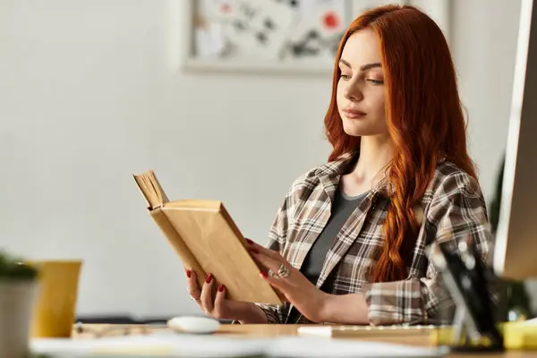 Une jeune femme lit un livre captivant dans un espace intérieur lumineux et serein. — Photo de stock