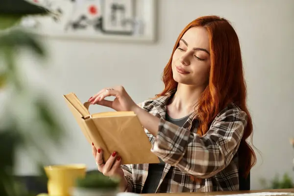 Молодая женщина с красивыми рыжими волосами погружается в книгу, обнимая спокойствие. — стоковое фото