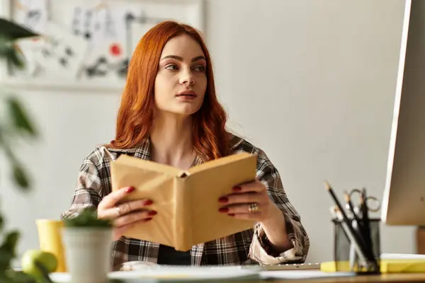 Молода красива жінка відпочиває під час читання книги і насолоджується вільним часом у світлій кімнаті. — Stock Photo