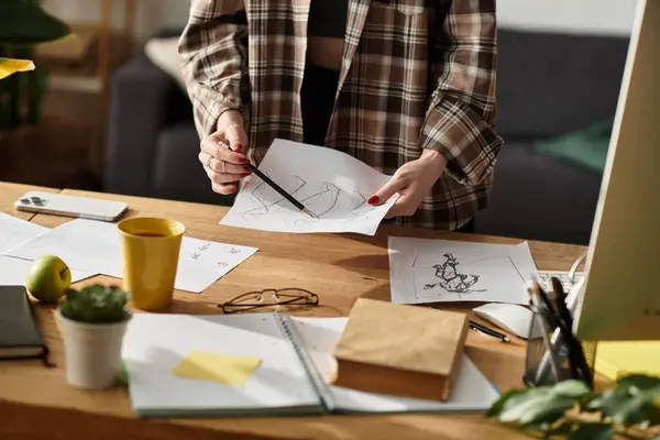 Une jeune belle femme se livre à des croquis tout en étant entourée de fournitures d'art et d'un décor apaisant. — Photo de stock