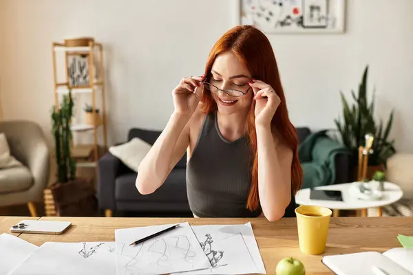 A young woman joyfully sketches in a bright, inviting indoor space. — Stock Photo