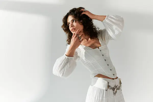 Jeune femme pose élégamment dans une tenue élégante, incarnant la mode contemporaine. — Photo de stock