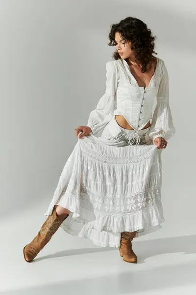 Una giovane bella donna gira elegantemente in un elegante vestito bianco che affascina l'occhio. — Foto stock