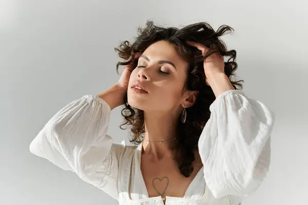 Une jeune belle femme coiffée en tenue à la mode pose gracieusement avec confiance et charme. — Photo de stock