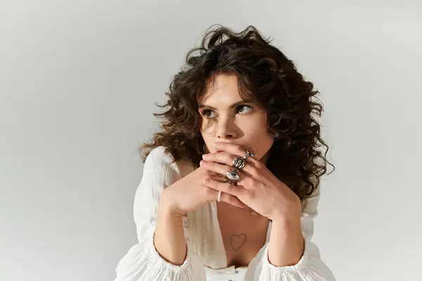 Une jeune belle femme est assise gracieusement, mettant en valeur son sens de la mode et sa personnalité vibrante. — Photo de stock
