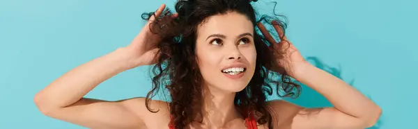 Mujer enérgica muestra su sentido único de la moda mientras disfruta de un momento de alegría. - foto de stock