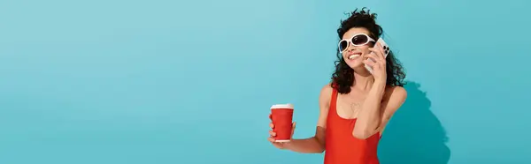 Eine junge schöne Frau genießt einen strahlenden Tag mit einem Drink in stilvoller Badebekleidung. — Stockfoto