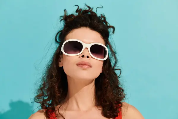 Charming young woman poses confidently in trendy sunglasses, embodying modern fashion and style. — Stock Photo