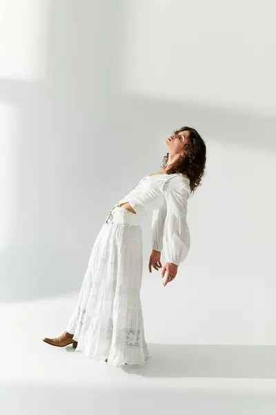 Graceful giovane donna mette in mostra il suo senso della moda in un insieme bianco sorprendente, abbracciando l'eleganza. — Foto stock