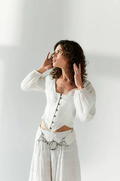 Una giovane bella donna posa con stile in modo giocoso, mostrando il suo senso della moda unico. — Foto stock