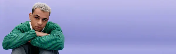 Ein junger afroamerikanischer Mann präsentiert seinen Sinn für Mode in einem lebhaften lila Rahmen, Banner — Stockfoto