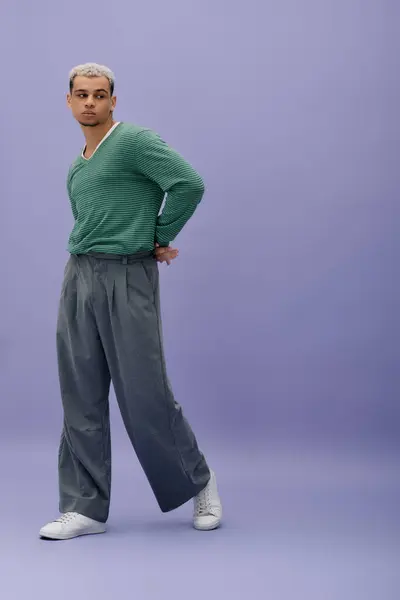 Un joven hombre negro muestra su estilo único con el pelo teñido y un traje de moda. - foto de stock