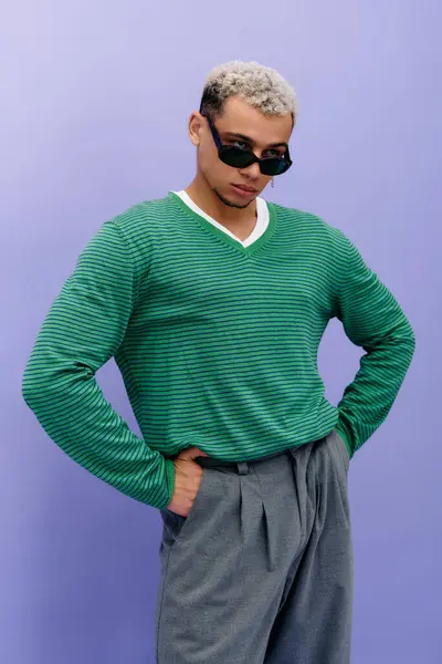 Un giovane uomo afroamericano con i capelli tinti posa con sicurezza in un abito elegante. — Foto stock