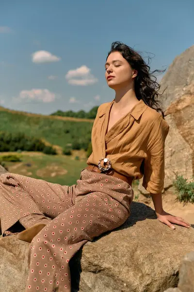 Curly-haired young woman enjoys the sun in a chic summer outfit amidst a natural setting. — стоковое фото