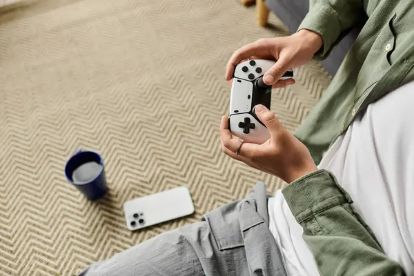 Un jeune homme séduisant profite d'une séance de jeu immersive dans son salon confortable. — Photo de stock