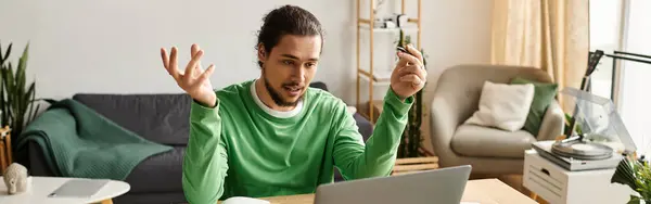 Luminoso e accogliente atmosfera di casa come giovane discute animatamente sul suo computer portatile, esprimendo idee. — Foto stock