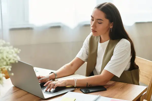 Beautiful young woman focuses on her work at home, creating a warm and inviting atmosphere. — Stock Photo