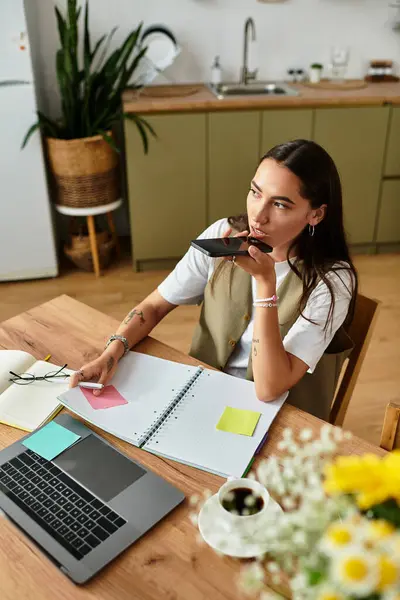 Bella donna impegnata in attività di pianificazione a casa sua, circondata da comfort. — Foto stock
