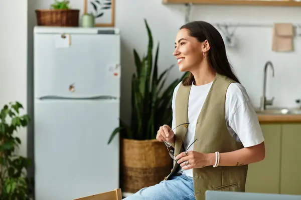 Smiling young woman relaxes at home, enjoying the warmth and comfort of her cozy space. — Stock Photo
