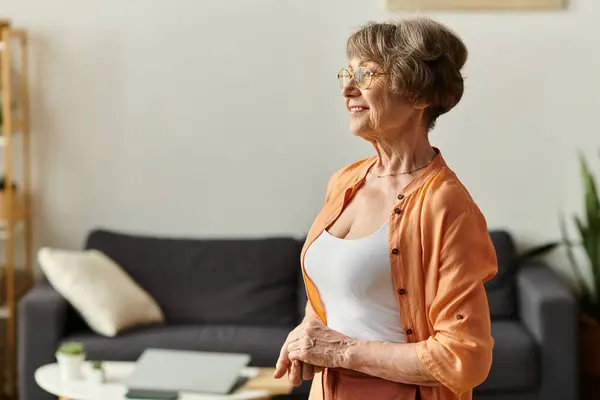 Cozy afternoon at home features a senior woman radiating warmth and comfort in stylish attire — Stock Photo