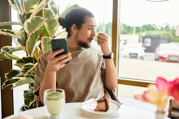 Freelancer takes a break with matcha and cake in a vibrant cafe during summer days. — Stock Photo