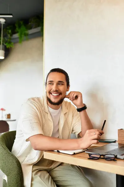 Freelancer smiles while working at a cozy cafe during a bright summer day. — Stock Photo