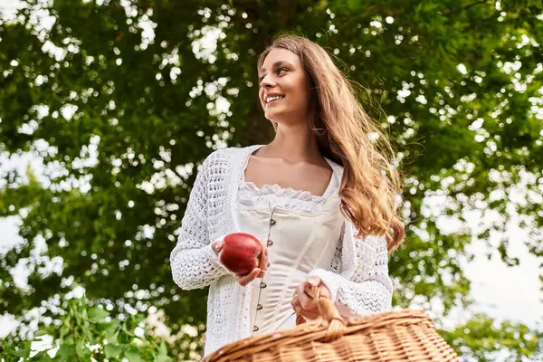 Delight fills the air as a young woman enjoys a picnic outdoors, surrounded by natures beauty. — Stock Photo