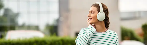 Young woman relaxes on a picnic blanket, smiling and soaking in the beauty of the day outdoors. — Stock Photo