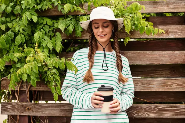 A young woman enjoys a serene picnic day outdoors, surrounded by greenery and warmth. — Stock Photo