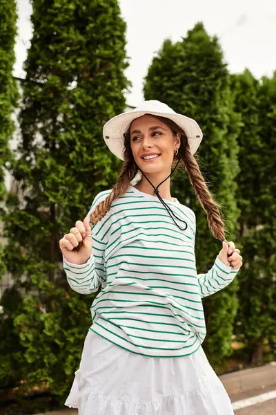 A joyful young woman laughs and dances while enjoying a delightful picnic outdoors. — Stock Photo