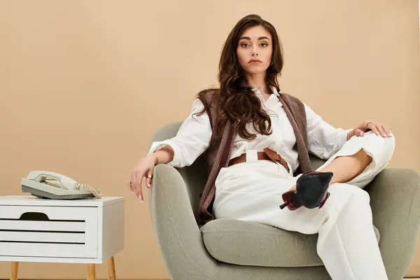 Long brown-haired woman in fashionable attire sits confidently, showcasing her style and elegance. — Stock Photo