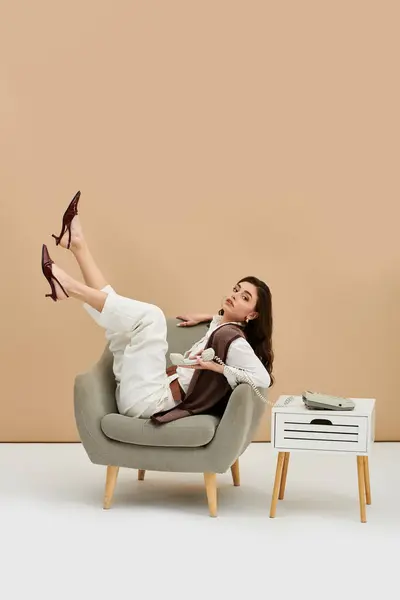 A beautiful young woman poses confidently in a stylish outfit within a contemporary studio. — Stock Photo