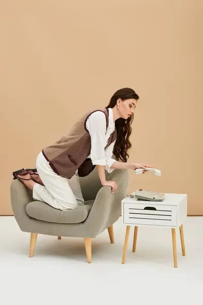 Beautiful young woman showcases trendy attire while striking an artistic pose in the studio. — Stock Photo