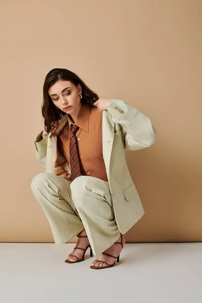 Beautiful young woman poses in a fashionable suit and tie, displaying modern elegance and style. — Stock Photo