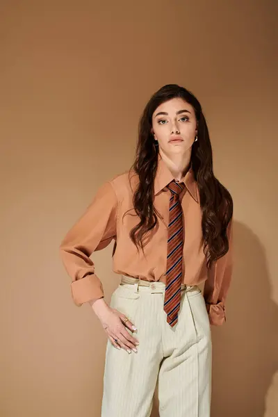 A confident woman in a stylish attire poses in a studio with creative lighting. — Stock Photo