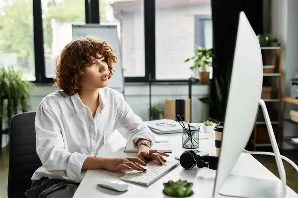 Young businesswoman with curly hair is focused on her tasks in a stylish office during summer. — Stock Photo