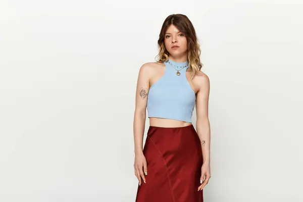 A young beautiful woman showcases summer fashion with confidence, standing gracefully. — Stock Photo