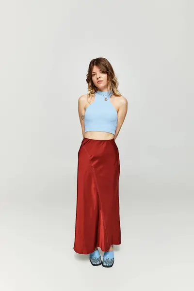 A young woman expresses summer vibes wearing a stylish outfit, radiating beauty and confidence. — Stock Photo
